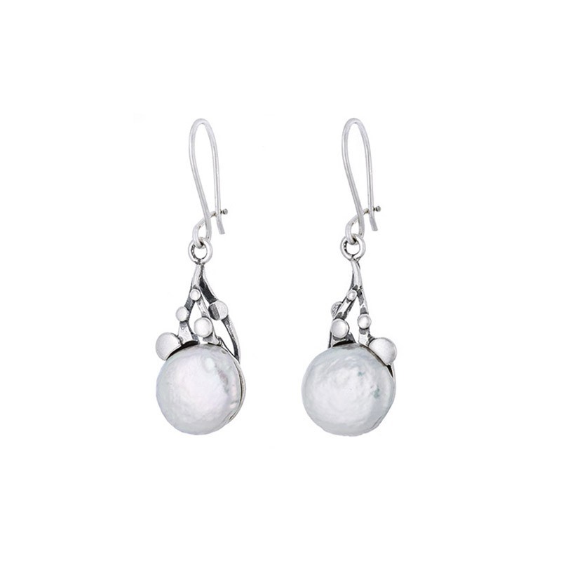 Piękne dłuższe kolczyki ze srebra próby 925 z okrągłą naturalną perłą.