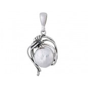 Śliczny wisiorek ze srebra próby 925 który fantazyjnie oplata okrągłą naturalną perłę.