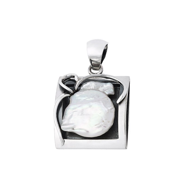 Piękny wisior ze srebra 925 wykonany ręcznie o kształcie ramki z naturalna perła przypominającą guzik.