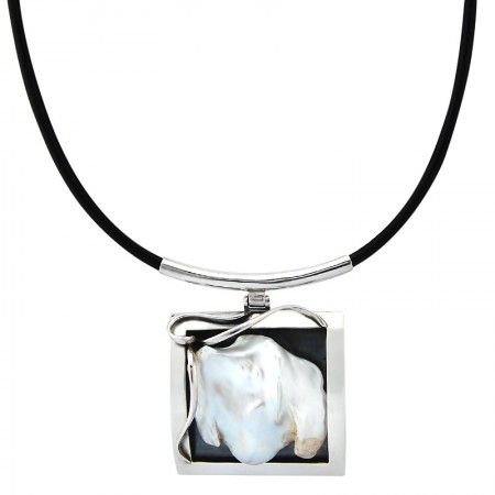 Unikatowy naszyjnik ze srebra 925 na rzemieniu z zawieszką w kształcie  ramki i naturalną perłą w nieregularnym kształcie.