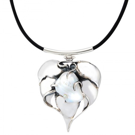 Unikatowy naszyjnik ze srebra 925 na rzemieniu z zawieszką  wykonaną ręcznie w kształcie liścia z naturalna perłą.