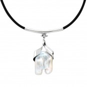 Naszyjnik ze srebra 925 na naturalnym rzemieniu i zawieszką z dużej naturalnej perły oprawionej ręcznie.