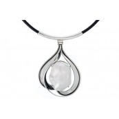 Piękny naszyjnik ze srebra 925 na rzemieniu ze skóry z zawieszką z naturalnej perły oprawionej ręcznie.