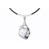 Piękny naszyjnik ze srebra 925 na rzemieniu ze skóry z zawieszką z naturalnej perły oprawionej ręcznie.