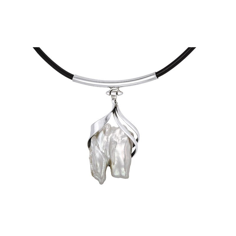 Naszyjnik ze srebra 925 na skórzanym  rzemieniu z zawieszka z dużej naturalnej perły oprawionej ręcznie.