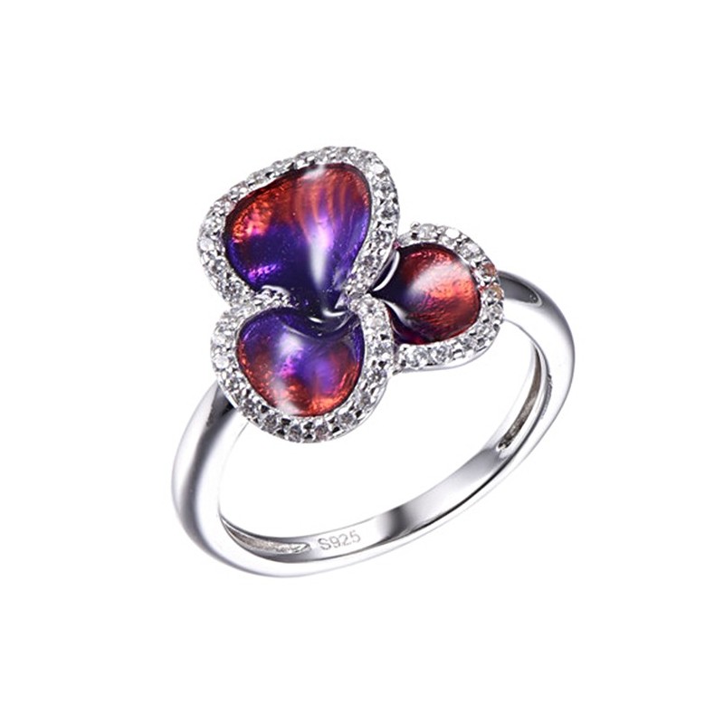 Ręcznie malowany emalią pierścionek ze srebra 925 w kształcie kwiatka i zdobieniami z cyrkonii.