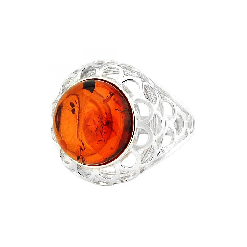 Duzy pierscionek ze srebra 925 z bursztynem w koniakowym kolorze. umieszczonym w ażurowej konstrukcji pierścionka.