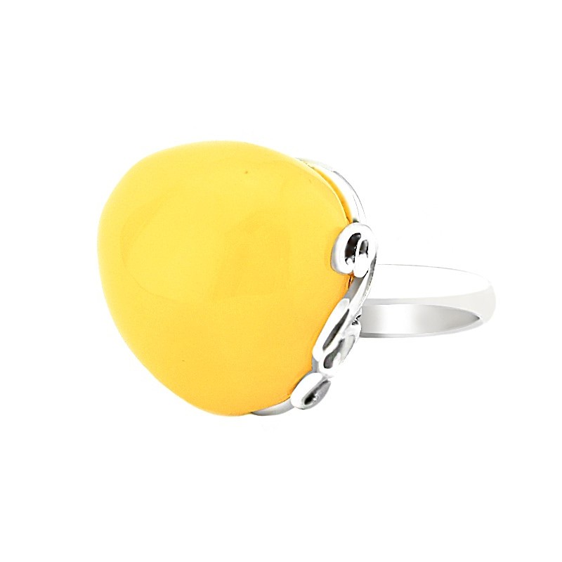 Unikatowy pierścionek srebrny zdobiony bocznie ażurkami z naturalnym bursztynem w białym kolorze.