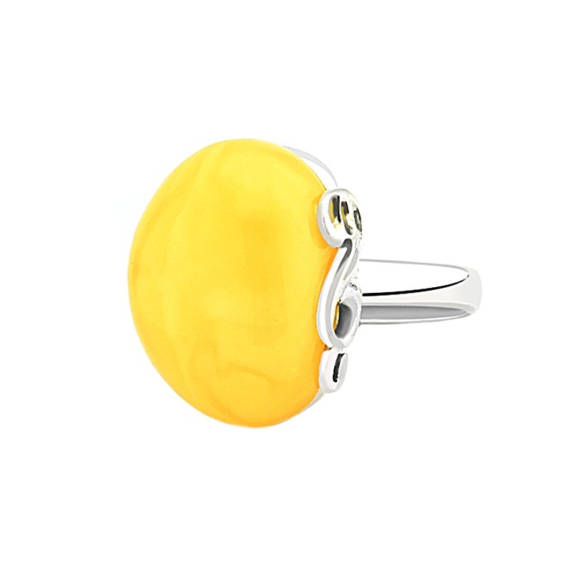 Unikatowy pierścionek ze srebra 925 z ażurkami i pięknym bursztynem w białym kolorze.