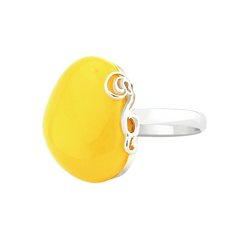 Unikatowy pierścionek ze srebra 925 z bocznym ażurowym zdobieniem i białym dużym bursztynem.