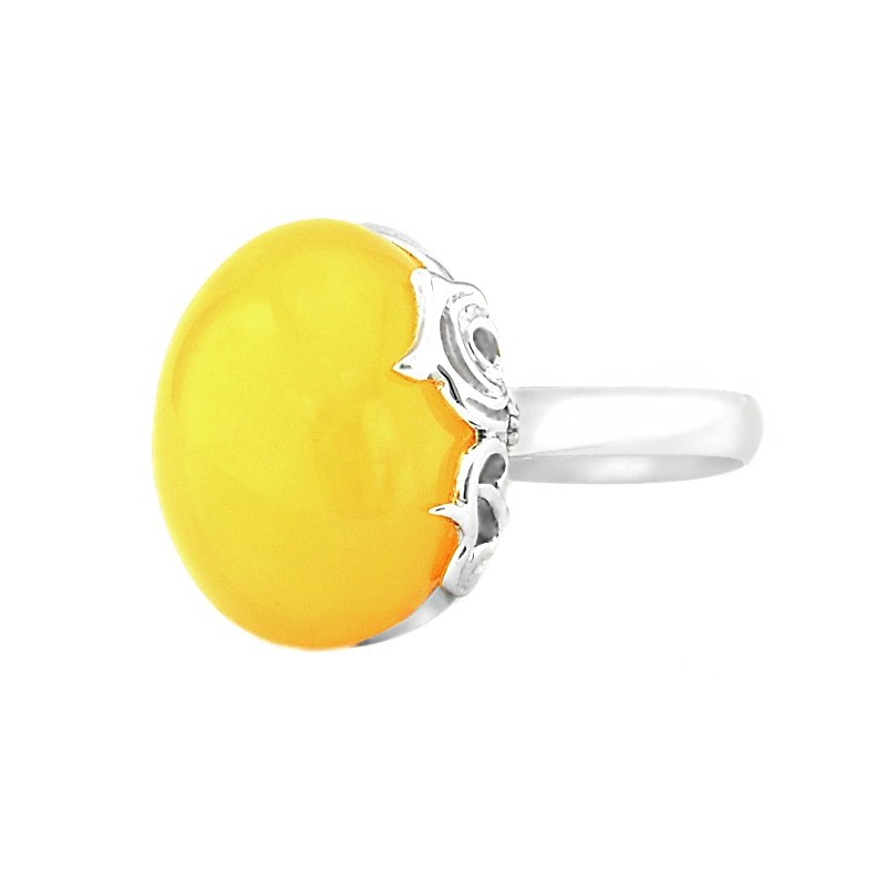 Unikatowy pierścionek ze srebra 925 z bocznymi ażurowymi zdobieniami i dużym białym bursztynem.