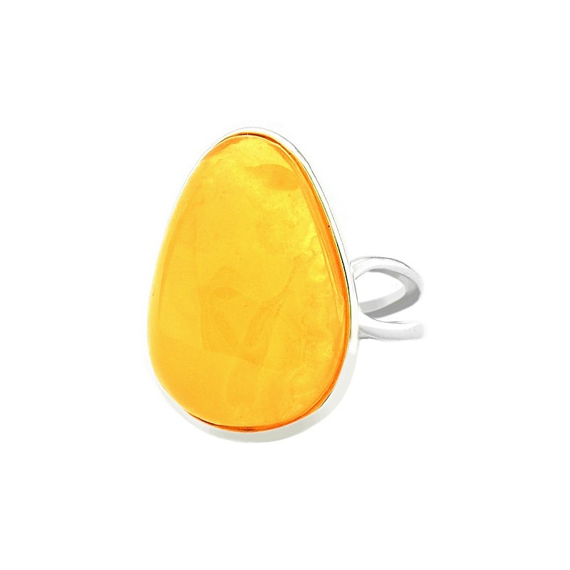 Unikatowy pierścionek ze srebrna 925 z naturalnym bursztynem w mlecznym kolorze.