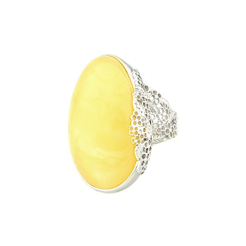 Unikatowy pierścionek ze srebra z dużym naturalnym bursztynem w białej barwie.