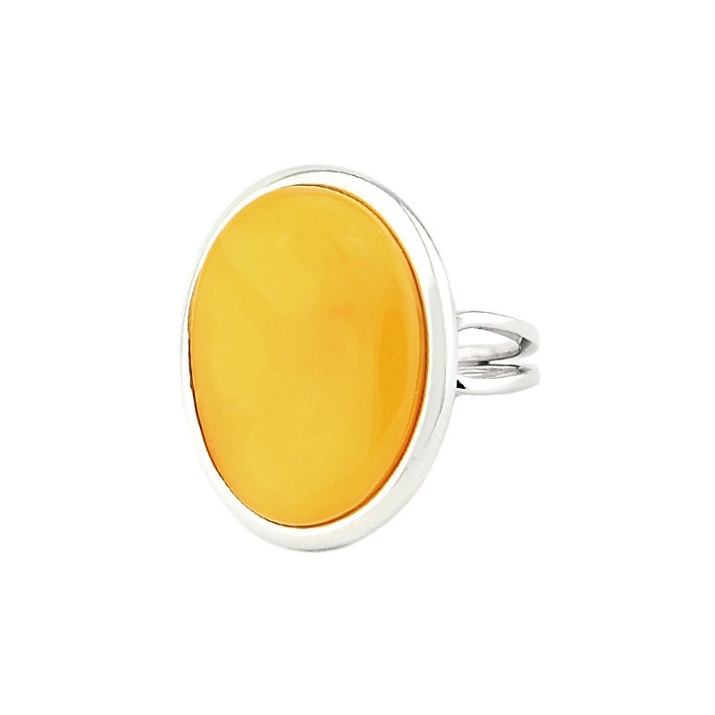 Minimalistyczny pierścionek wykonany ręcznie ze srebra 925 z dużym naturalnym bursztynem w białym kolorze.