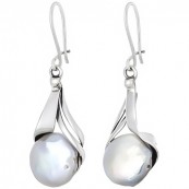 Piękne dłuższe kolczyki na zawieszce typu bigl zapinany ze srebra  925 z naturalnymi perłami.