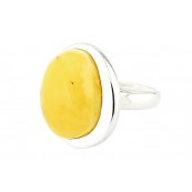 Piękny pierścionek ze srebra 925 oprawiony ręcznie w minimalistycznym stylu z mlecznym z dużym bursztynem w białym kolorze.