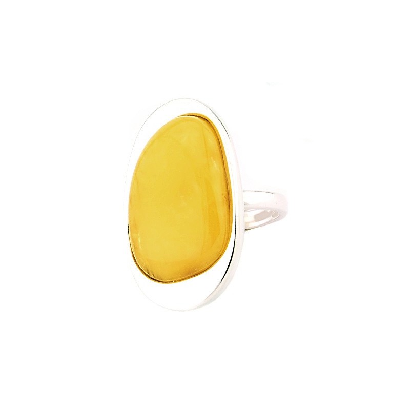 Piękny pierścień wykonany ręcznie w minimalistycznym stylu z dużym bursztynem w białym kolorze.