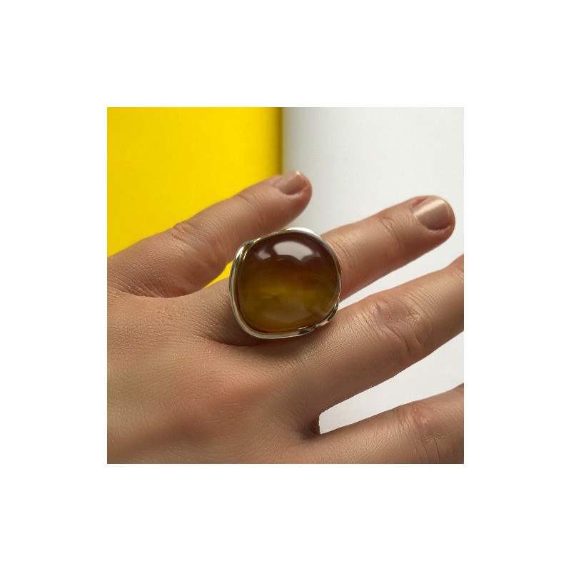 Pierścionek z naturalnym bursztynem bałtyckim z dużym oczkiem. Statement ring wykonany ze srebra i bursztynu.