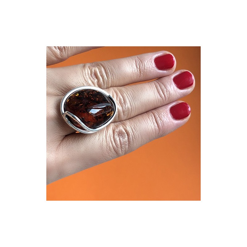 Pierścionek srebrny z bursztynem bałtyckim w kolorze ciemnego koniaku. Nowoczesna srebrna forma.
