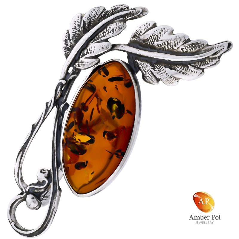 Broszka srebrna 925 z pięknym bursztynem w kolorze koniaku pod dwoma srebrnymi listkami.