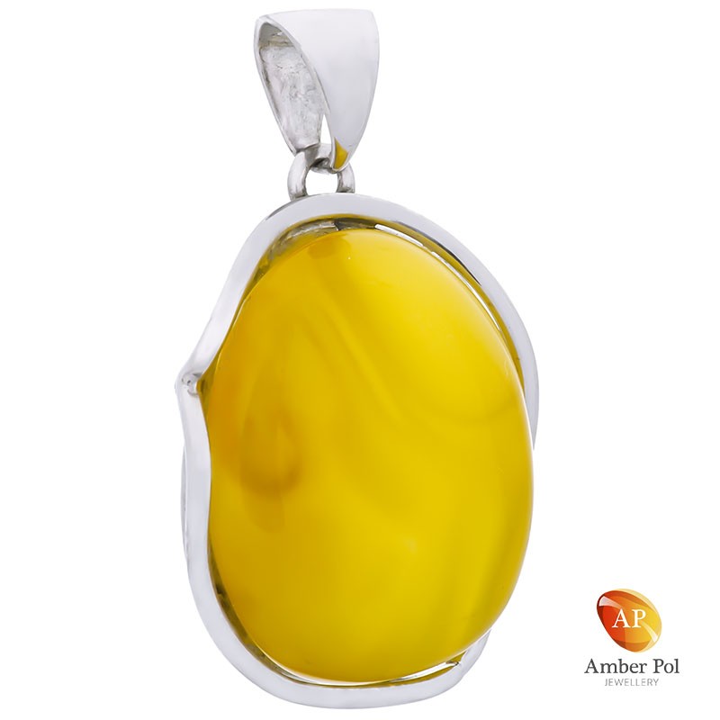 Wisior srebrny 925 z pięknym  mlecznym bursztynem wkomponowanym w stylową oprawę z delikatnymi zdobieniami.