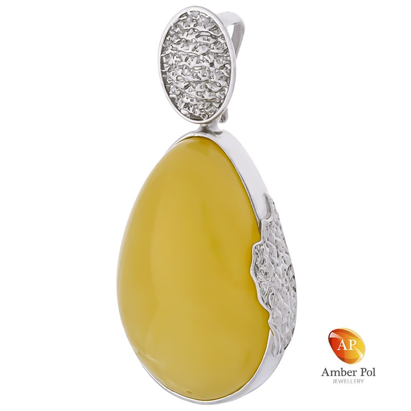 Unikatowy wisior srebrny 925 z pięknym  mlecznym bursztynem wkomponowanym w stylową oprawę z ciekawymi zdobieniami.