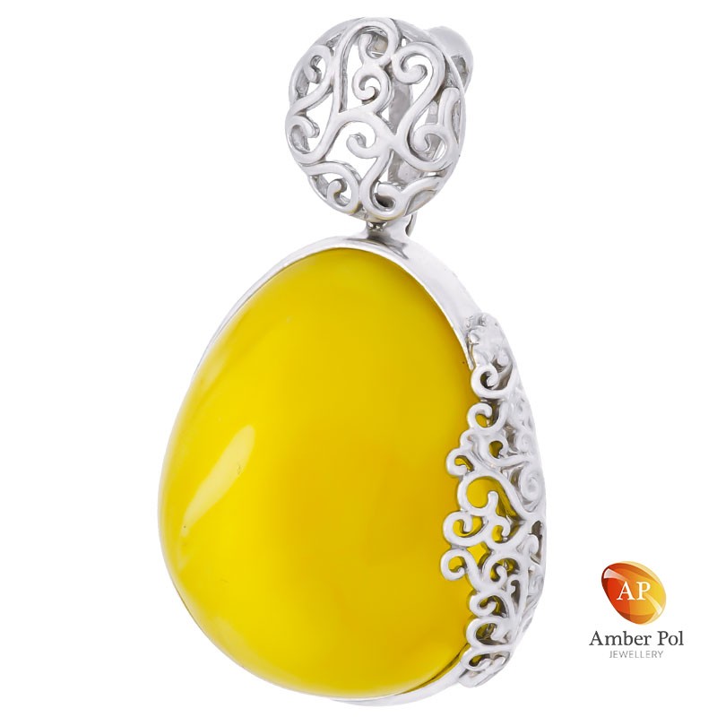 Unikatowy wisior srebrny 925 z pięknym  mlecznym bursztynem wkomponowanym w stylową oprawę z ażurowymi zdobieniami.