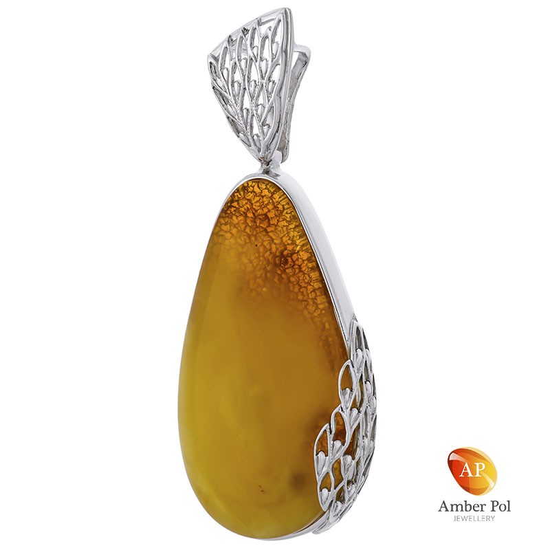 Duzy wisior z bursztynem w naturalnym kolorze z widoczną od spodu kora. oprawiony w srebro 925 z motywami pawiego pióra.