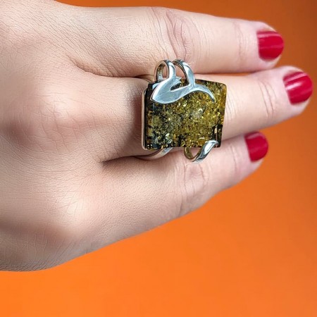 Unikatowy pierścionek ręcznie robiony ze srebra 925 z pięknym dużym naturalnym bursztynem w zielonym kolorze.