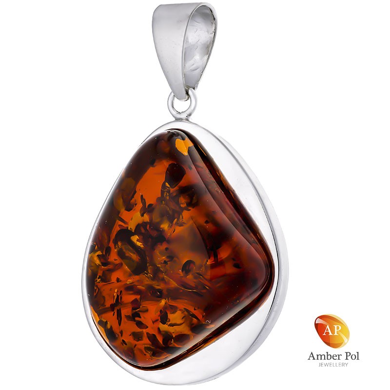 Unikatowy wisior ze srebra próby 925 z pięknym koniakowym bursztynem w klasycznej lekko trójkątnej obudowie.