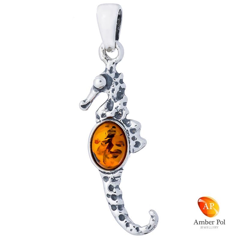Wisiorek srebrny konik morski z bursztynem w kolorze koniaku wykonany ze srebra próby 925.