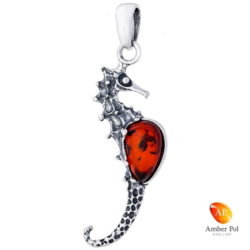 Wisiorek srebrny konik morski z bursztynem w kształcie łezki o kolorze koniaku wykonany ze srebra próby 925.
