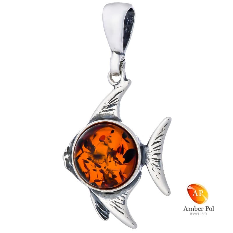 Wisiorek srebrny z bursztynem w kształcie ryby z okrągłym bursztynowym oczkiem wykonany ze srebra 925.