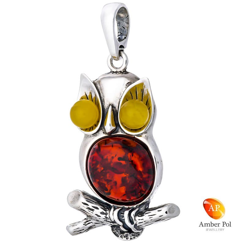 Wisiorek srebrny 925 z bursztynem w kształcie sowy. Oczka wykonane z białych bursztynów a brzuszek w kolorze koniaku.