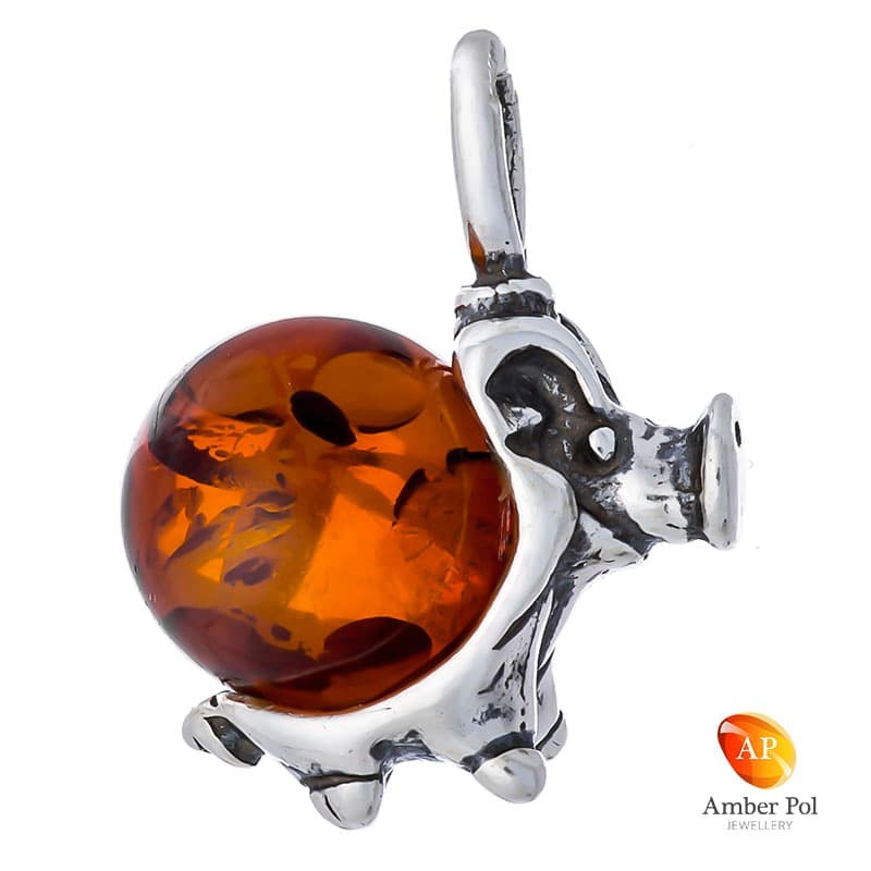 Wisiorek ze srebra 925 z bursztynem w  kolorze koniaku o kształcie prosiaczka.