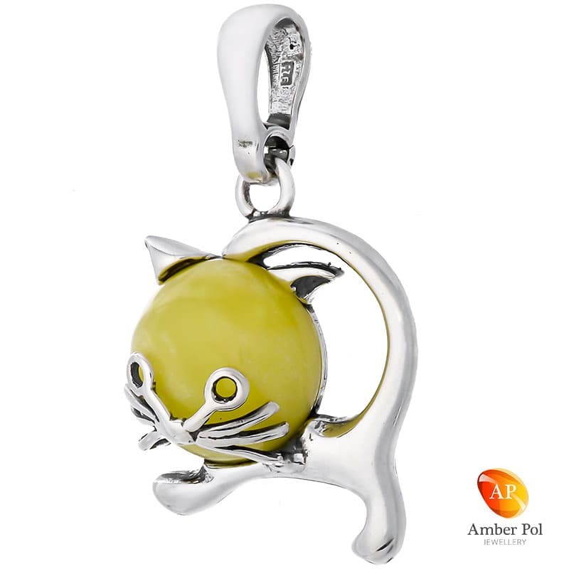Wisiorek ze srebra 925 w kształcie kotka z bursztynem o mlecznym kolorze.