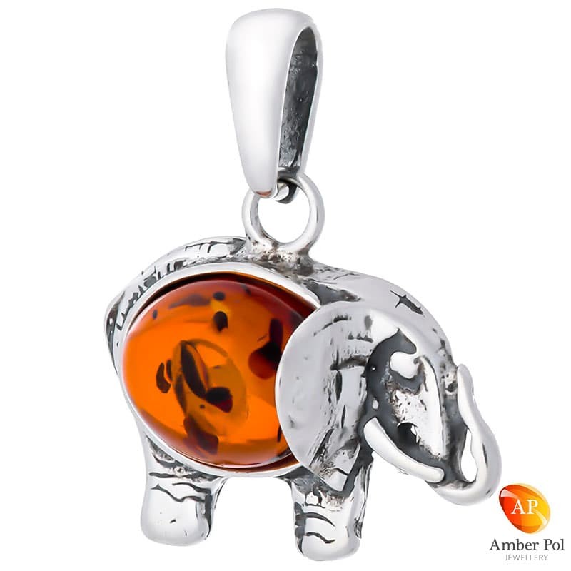 Piękny wisiorek ze srebra próby 925 z bursztynem w kolorze koniakowym, przedstawiającego słonika z trąbą skierowaną do góry.