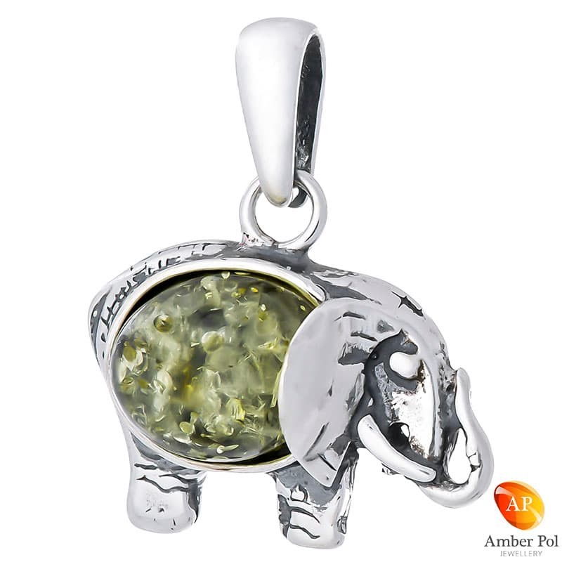 Piękny wisiorek ze srebra próby 925 z bursztynem w kolorze zielonym, przedstawiającego słonika z trąbą skierowaną do góry.