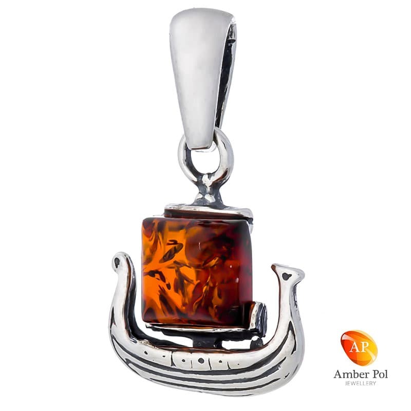 Wisiorek ze srebra 925 w kształcie łodzi wikingów z koniakowym bursztynem.