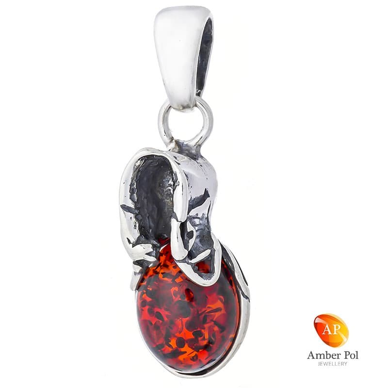 Wisiorek ze srebra próby 925 o kształcie bucika z bursztynem w kolorze koniaku.