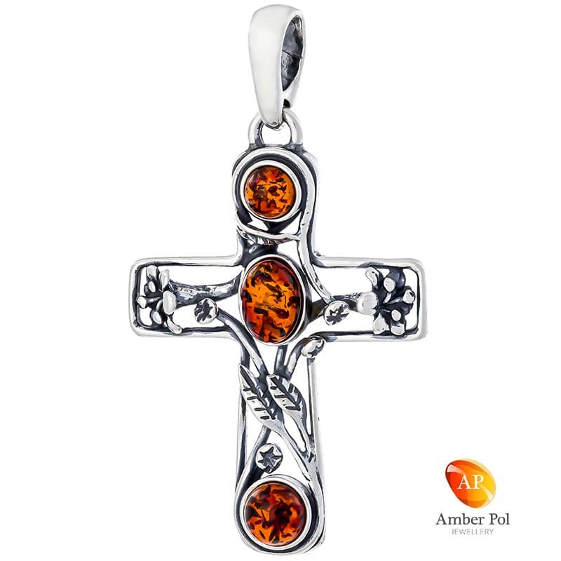 Wisiorek ze srebra 925 z trzema bursztynkami wplecionymi w ramkę o kształcie krzyża, w środku również gałązki, kwiatki i listki.