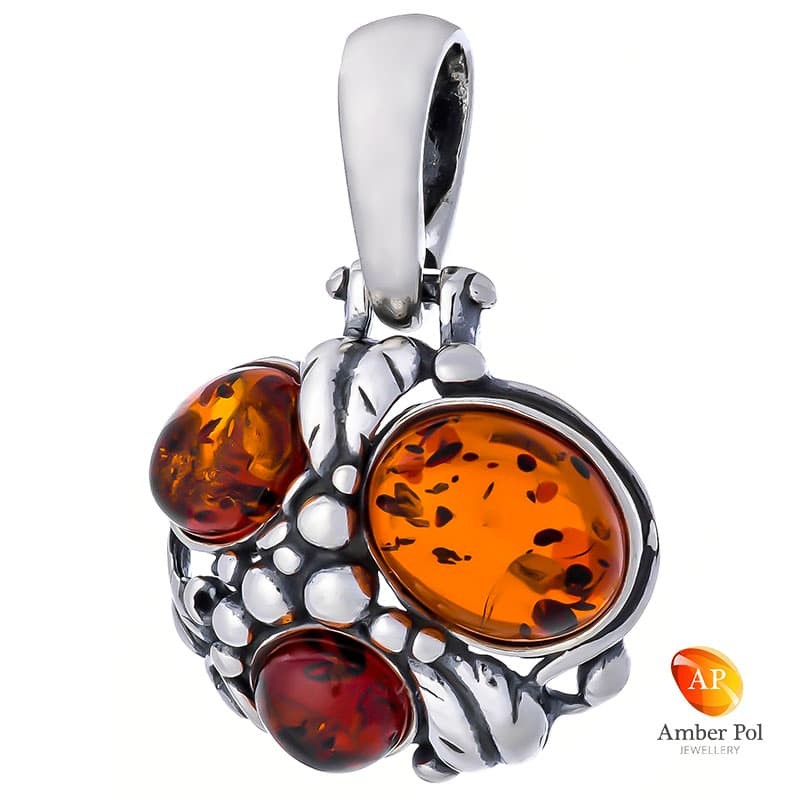 Wisiorek ze srebra 925 z trzema bursztynami w kolorze koniaku przeplatane listkami i kuleczkami .