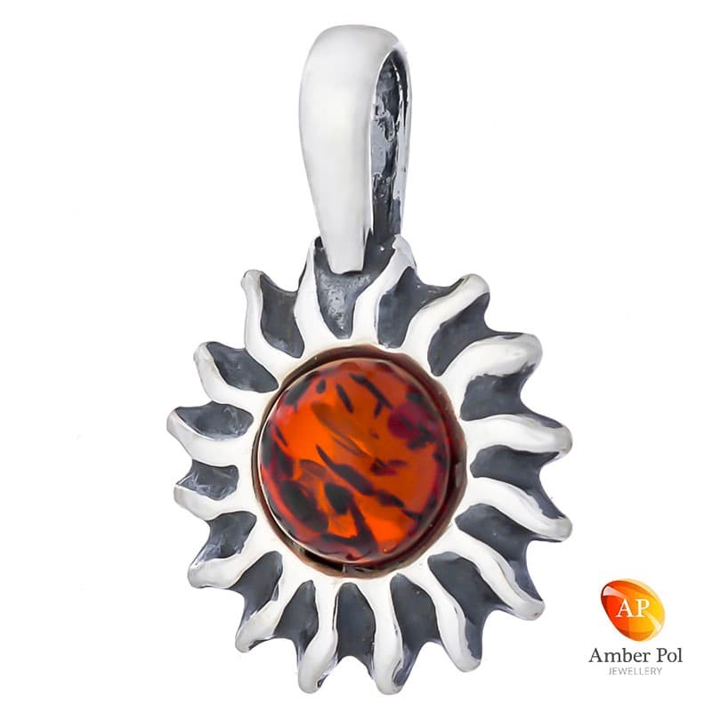 Wisiorek srebrny 925 o kształcie słoneczka z bursztynem w kolorze koniaku.