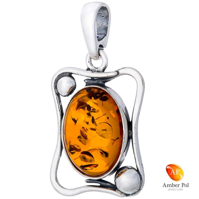Wisior ze srebra próby 925 o kształcie nieregularnej ramki z bursztynem w kolorze koniaku wypełniającym środek.