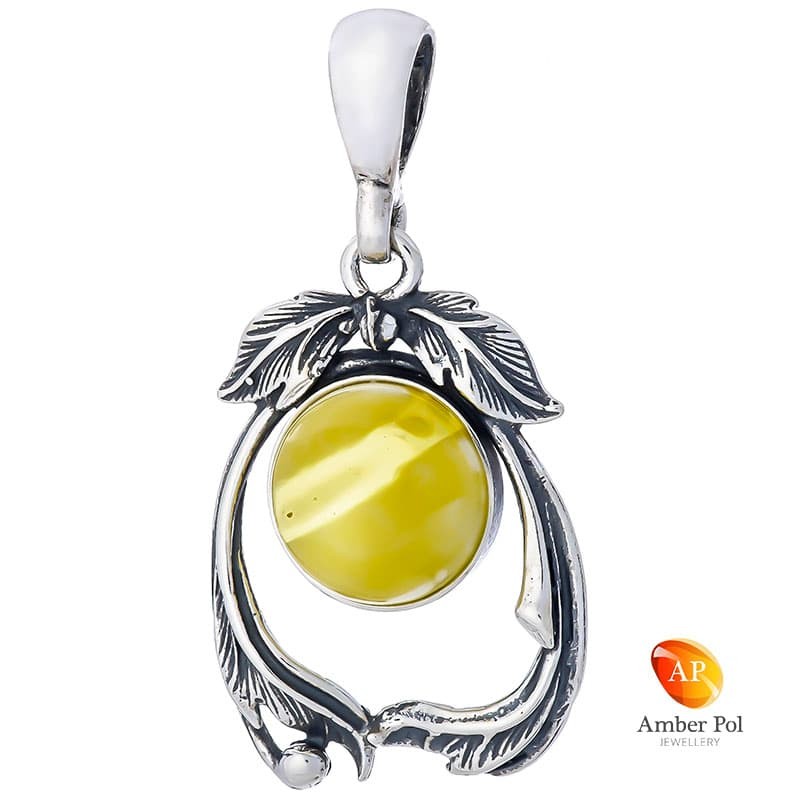 Wisior ze srebra o próbie 925 z mlecznym bursztynem umieszczonym w kształt okręgu, dwa listki na szczycie dopełniają całości.