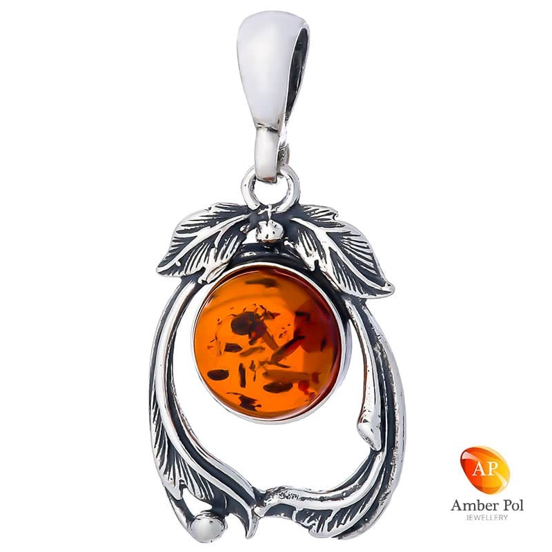 Wisior ze srebra o próbie 925 z koniakowym bursztynem umieszczonym w kształt okręgu, dwa listki na szczycie dopełniają całości.
