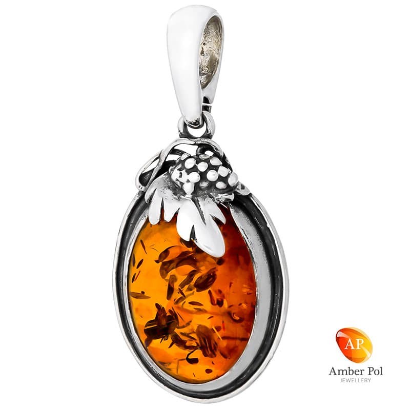 Wisiorek ze srebra 925 z bursztynem w kolorze koniaku o zdobieniach w kształcie liścia winogron z srebrnymi kuleczkami.