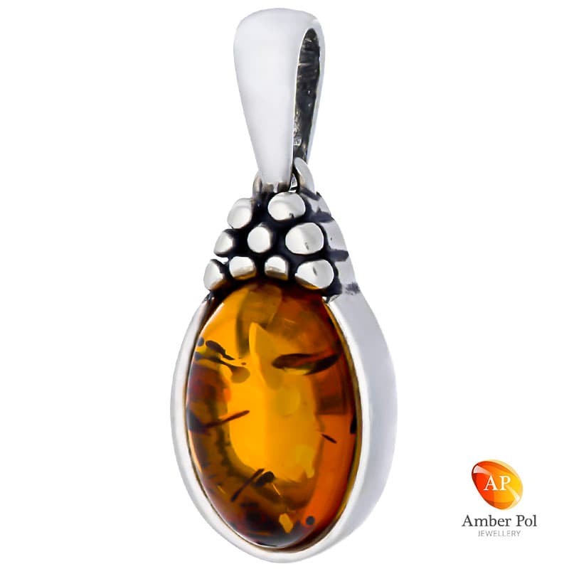 Wisiorek ze srebra 925 z bursztynem w kolorze koniaku w grubej oprawie z dekoracyjnymi kuleczkami na szczycie.