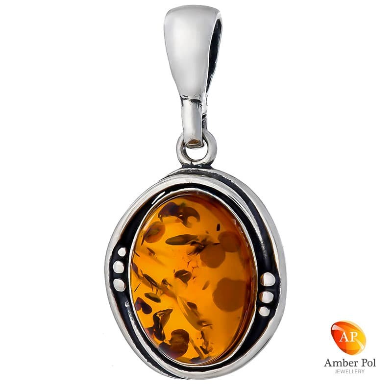 Wisiorek ze srebra 925 z bursztynem w kolorze koniaku z bocznymi zdobieniami w postaci delikatnych subtelnych kuleczek.