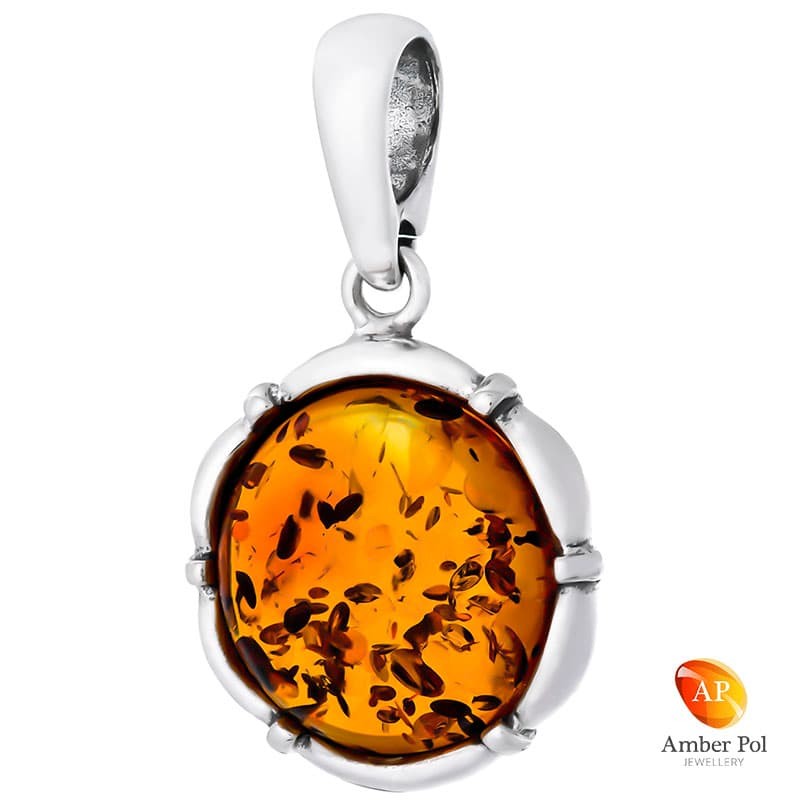 Wisiorek ze srebra 925 z okrągłym bursztynem w kolorze koniaku z delikatnymi zdobieniami.